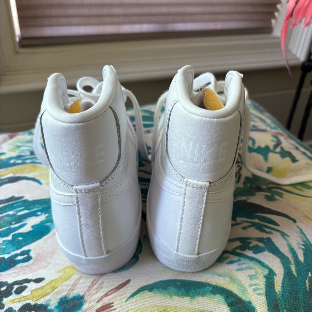 Nike White Sneakers Classic Design - Picture 5 of 5